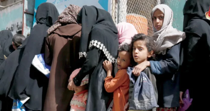 تحولت أموال المانحين الدوليين المخصصة لملايين اليمنيين المحتاجين، إلى مصدر جباية بيد جماعة "الحوثي"، التي لم تتردد في فرض ضرائب ورسوم باهظة على التمويلات الدولية. 