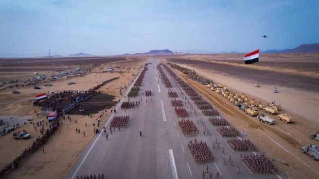 تتواصل احتفالات اليمنيين في مدينة تعز، اليوم السبت، بمناسبة ذكرى ثورة "26 سبتمبر"، والتي تحولت هذا العام إلى ما يشبه الاستفتاء الشعبي المتجدد على خيار الجمهورية ودولة المؤسسات ورفض عودة الإمامة الكهنوتية.