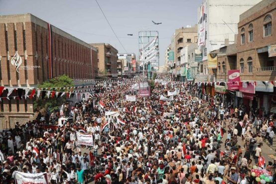 تتواصل احتفالات اليمنيين في مدينة تعز، اليوم السبت، بمناسبة ذكرى ثورة "26 سبتمبر"، والتي تحولت هذا العام إلى ما يشبه الاستفتاء الشعبي المتجدد على خيار الجمهورية ودولة المؤسسات ورفض عودة الإمامة الكهنوتية. 