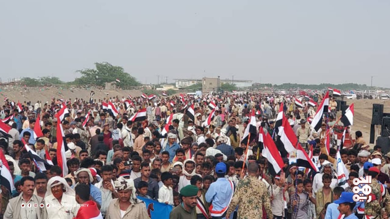 تتواصل احتفالات اليمنيين في مدينة تعز، اليوم السبت، بمناسبة ذكرى ثورة "26 سبتمبر"، والتي تحولت هذا العام إلى ما يشبه الاستفتاء الشعبي المتجدد على خيار الجمهورية ودولة المؤسسات ورفض عودة الإمامة الكهنوتية.