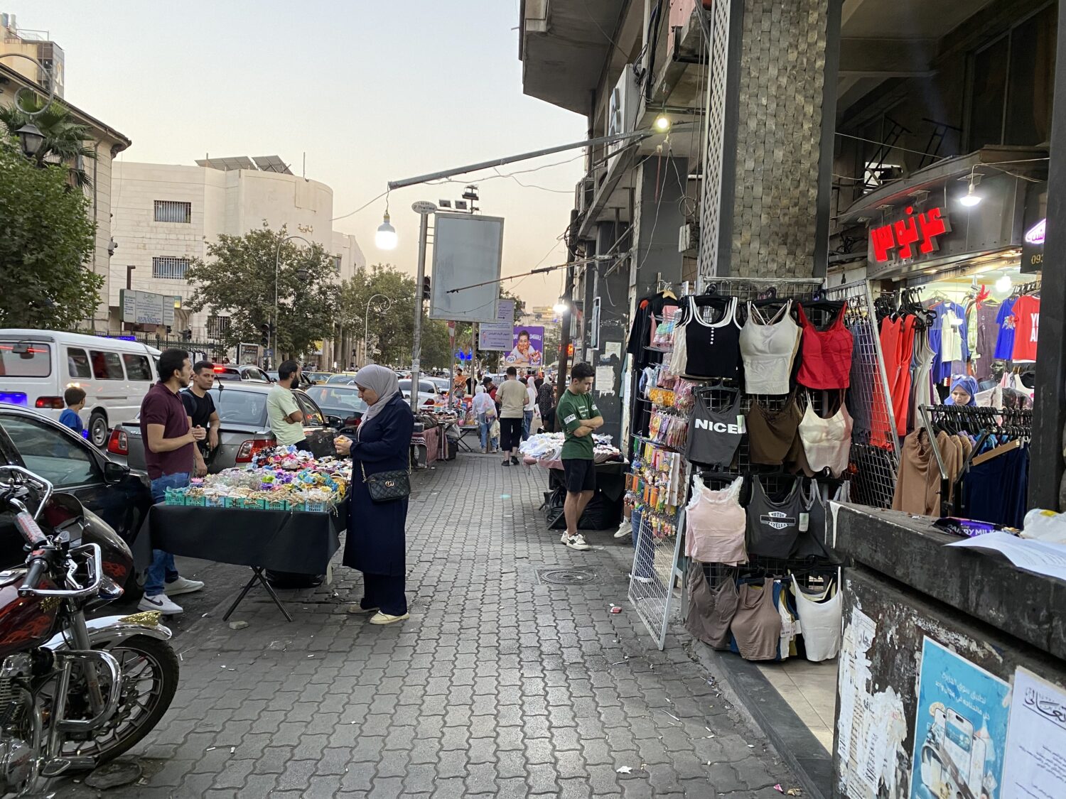 بسطات للمحلات التجارية في الجسر الأبيض بدمشق - "الحل نت"