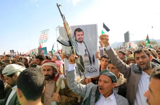 لم يكن مروان (اسم مستعار) يتخيّل أن رحلة قصيرة من مدينته تعز إلى صنعاء ستسلبه سنوات عمره وتحوّله إلى غريب في وطنه، بعد أن انخرط في صفوف جماعة "الحوثي" مطلع العام 2017.