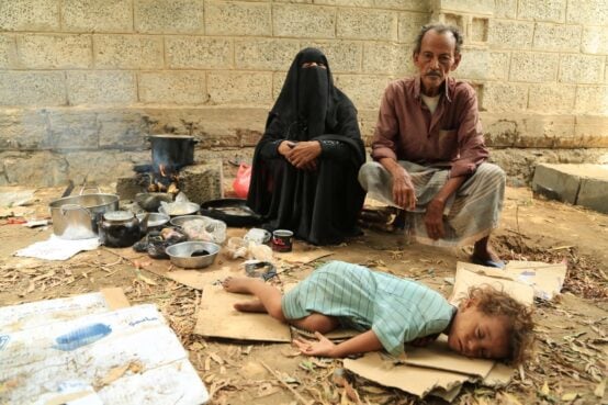 مع دخول فصل الشتاء، يواجه النازحون في اليمن تحديات صعبة تفوق قدرتهم على الاحتمال، حيث يزحف البرد القارس إلى خيامهم المهترئة التي لا تقيهم من برد الشتاء ولا حر الصيف، فيما يحاول الملايين من الأسر المنكوبة الصمود، وسط ظروف معيشية شديدة القسوة.