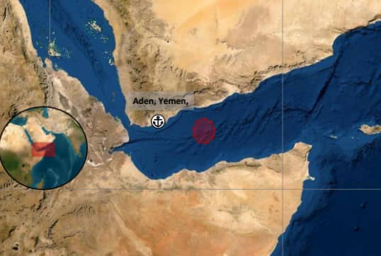 تعرضت سفينة تجارية، اليوم السبت، لهجوم بمقذوف مجهول، على بٌعد 116 ميلاً بحرياً شرق مدينة عدن، جنوبي اليمن.