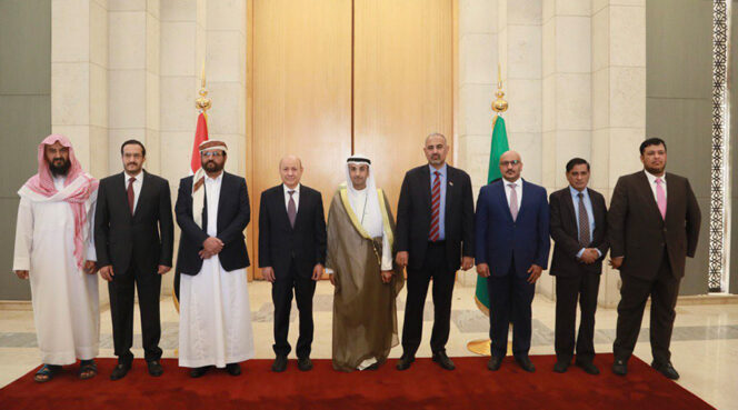 يوماً بعد آخر، تبرز دعوات محلية ودولية متزايدة موجهة للحكومة الشرعية، كي تعود إلى اليمن، وتمارس مسؤولياتها من داخل البلاد.