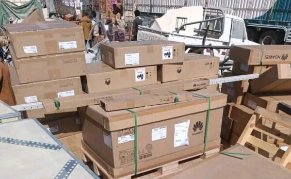 أحبطت السلطات اليمنية في منفذ صرفيت بمحافظة المهرة، محاولة تهريب كبيرة شملت أكثر من ثلاثة آلاف قطعة إلكترونية، تٌستخدم في تشغيل الطائرات المسيرة وصناعة المتفجرات.