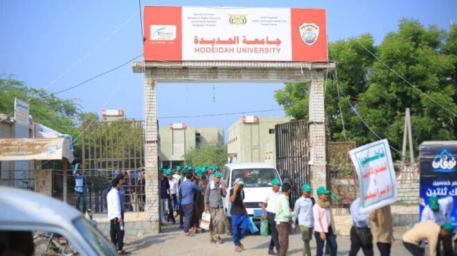 تحولت جامعة الحديدة في اليمن من صرح أكاديمي إلى مركز للتعبئة الفكرية والتدريب العسكري المغلق، في عملية ممنهجة تستهدف تحويل الطلبة إلى جنود عقائديين، يخدمون المشروع الحربي لجماعة "الحوثي". 