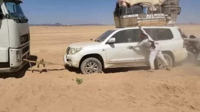 منذ اندلاع الحرب عام 2014، تضاءلت أحلام اليمنيين شيئاً فشيئاً، حتى غدت أقصى أماني الناس اليوم، هي فتح الطرقات الرئيسية داخل البلاد، وانتهاء معاناة الطرق البديلة التي لا أول لها ولا نهاية.