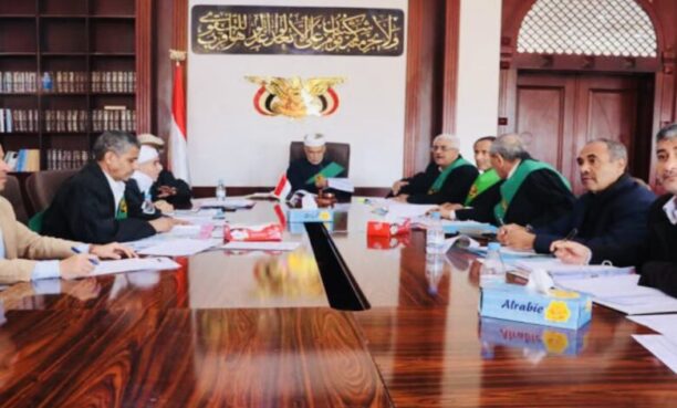 كشف مركز حقوقي عن شروع جماعة "الحوثي" في تنفيذ تغييرات جذرية داخل السلك القضائي في مناطق سيطرتها، تهدف إلى إحلال خريجين من الدورات الطائفية محل القضاة المهنيين. 