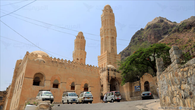 شهدت محافظة إب وسط اليمن، الجمعة الماضية، حدثاً دينياً غير مسبوق، بعدما اضطر سكان عشرات القرى إلى أداء صلاة الظهر، بدلاً من صلاة الجمعة، إثر منع جماعة "الحوثي" عشرات الخطباء من اعتلاء المنابر. 
