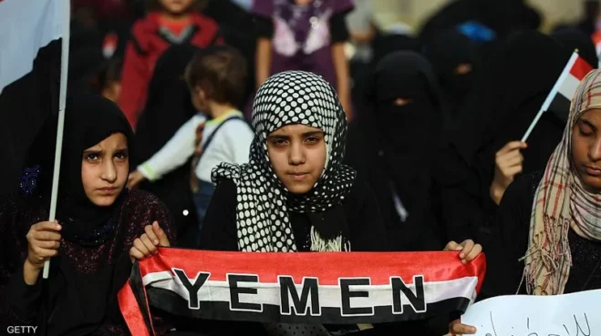 على وقع الانهيار الاقتصادي والأمني الذي يخيم على اليمن منذ اندلاع الحرب، تبدو المرأة اليمنية في مقدمة الفئات الأكثر تضرراً من سياسات جماعة "الحوثي". 