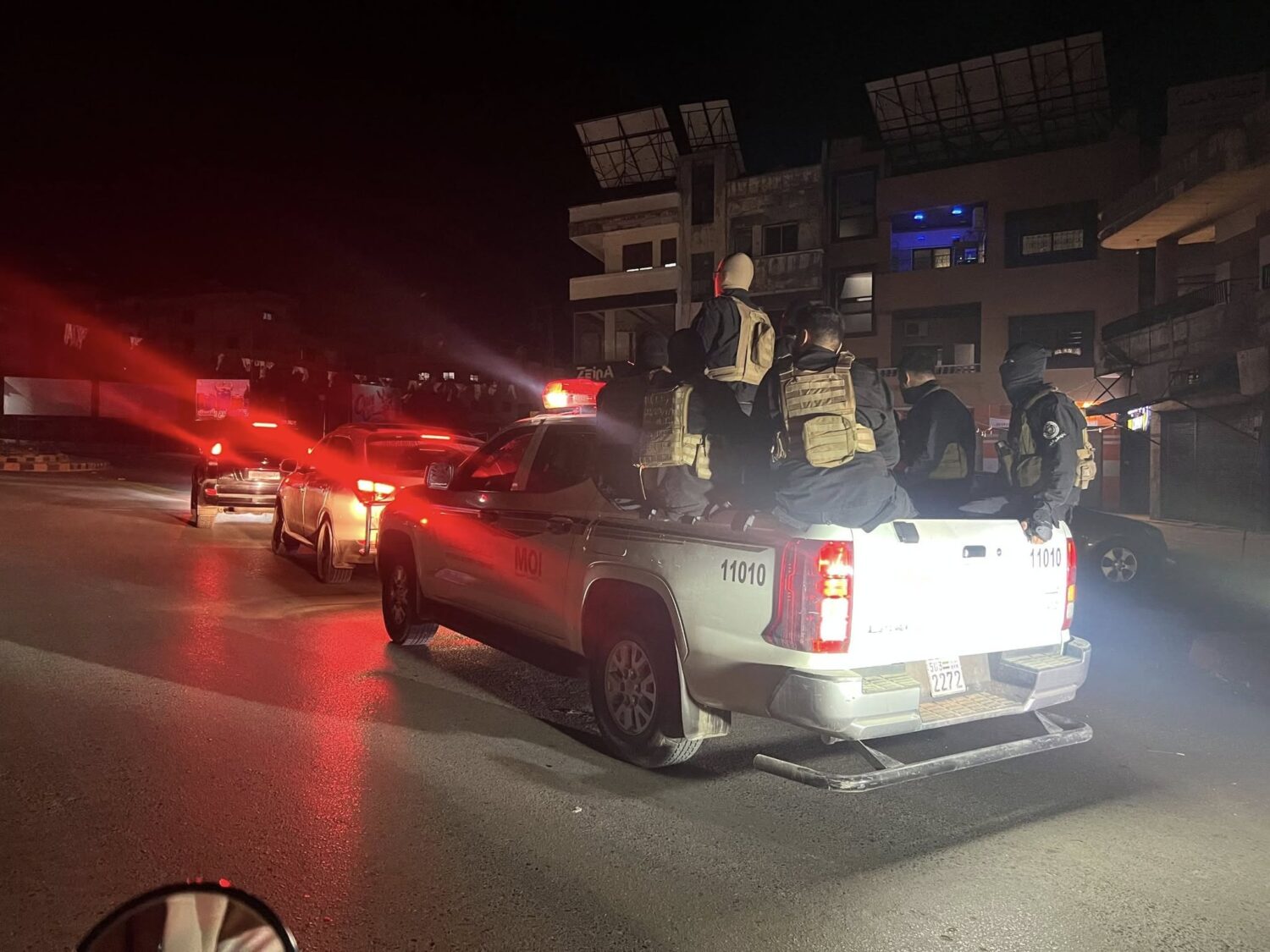 عناصر من الأمن العام في أحياء حمص بعد إعلان حظر التجوال - وزارة الداخلية