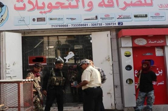 شهدت مناطق سيطرة جماعة "الحوثي" في اليمن، تراجعاً حاداً في النشاط المصرفي خلال السنوات الماضية، وسط تحكم مطلق للجماعة في إدارة القطاع المالي. 