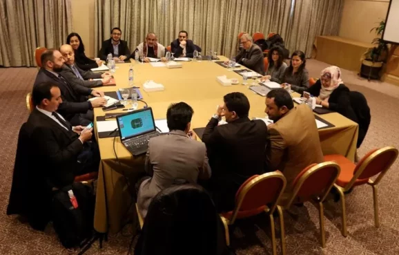 تشهد العاصمة العمانية مسقط، جولة جديدة من المشاورات اليمنية، بين وفدي الحكومة الشرعية وجماعة "الحوثي"، برعاية الأمم المتحدة، في محاولة لتحريك ملف المحتجزين، الذي ظل لسنوات أحد أكثر الملفات الإنسانية تعقيداً في مسار الحرب اليمنية.