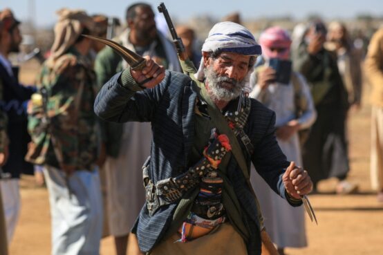 تتزايد مظاهر الانفلات الأمني داخل القبائل اليمنية في مناطق سيطرة جماعة "الحوثي" بصورة لافتة، رغم الخطاب المتكرر عن جهود الصلح واحتواء النزاعات.