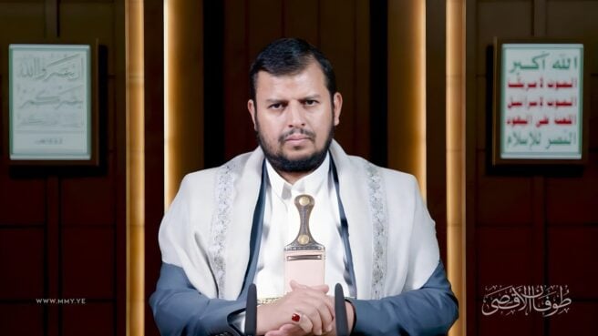 بعد أسابيع من الغياب اللافت، عاد زعيم جماعة "الحوثيين" عبد الملك الحوثي للظهور عبر خطاب متلفز، أنهى حالة من التساؤلات التي رافقت اختفاءه الطويل، دون أن يقدم إجابات مباشرة عما جرى خلال فترة الغياب، أو ما تغيّر بعدها.  
