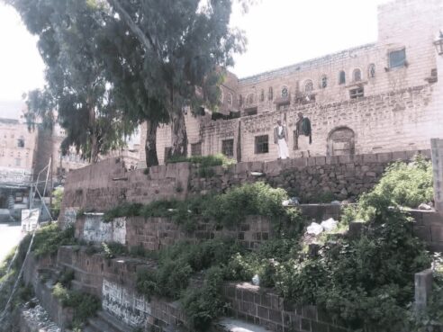 بات العبث بالآثار والمتاحف في مناطق سيطرة جماعة "الحوثي"، نمطاً واضحاً يمس جوهر الهوية اليمنية، عبر استهداف منظم للذاكرة التاريخية والثقافية للبلاد، في سياق يتجاوز الإهمال إلى توظيف مباشر للموروث الثقافي، خارج وظيفته الأصلية.