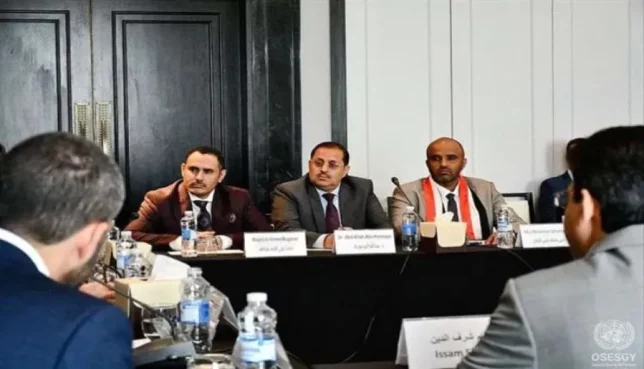 وسط حالة من الترقب والانتظار، تتجه أنظار اليمنيين نحو العاصمة العمانية مسقط، التي تستضيف اليوم الخميس، جولة جديدة من المشاورات بين الحكومة الشرعية وجماعة "الحوثي"، حول ملف الأسرى والمختطفين، وفق مبدأ "الكل مقابل الكل".