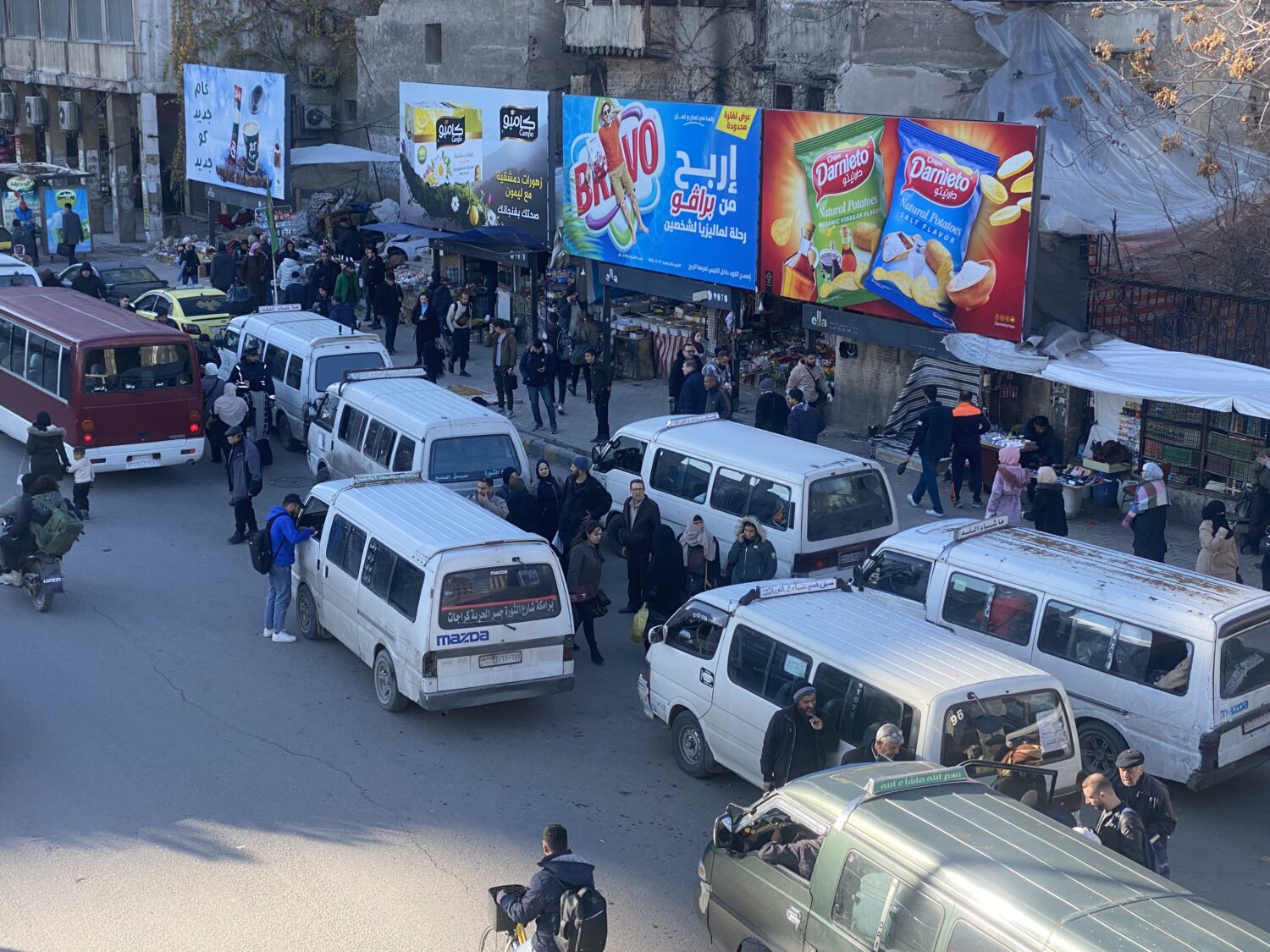 مشهد عام لازدحام السير في العاصمة دمشق خلال ساعات الظهيرة (تصوير مراسل الحل نت) 