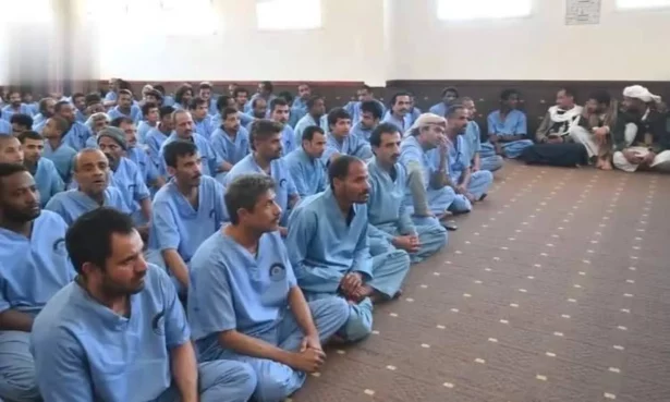 تحولت السجون في مناطق سيطرة جماعة "الحوثي" من أماكن احتجاز، إلى أدوات تجنيد قسري، تٌدار فيها صفقات الإفراج، مقابل الالتحاق بجبهات القتال. 