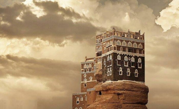 بات العبث بالآثار والمتاحف في مناطق سيطرة جماعة "الحوثي"، نمطاً واضحاً يمس جوهر الهوية اليمنية، عبر استهداف منظم للذاكرة التاريخية والثقافية للبلاد، في سياق يتجاوز الإهمال إلى توظيف مباشر للموروث الثقافي، خارج وظيفته الأصلية.