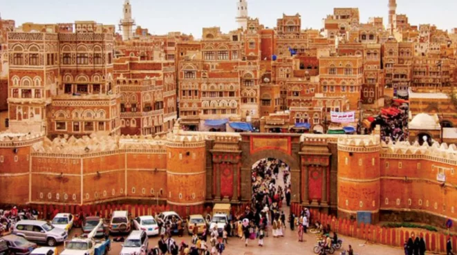 بات العبث بالآثار والمتاحف في مناطق سيطرة جماعة "الحوثي"، نمطاً واضحاً يمس جوهر الهوية اليمنية، عبر استهداف منظم للذاكرة التاريخية والثقافية للبلاد، في سياق يتجاوز الإهمال إلى توظيف مباشر للموروث الثقافي، خارج وظيفته الأصلية.