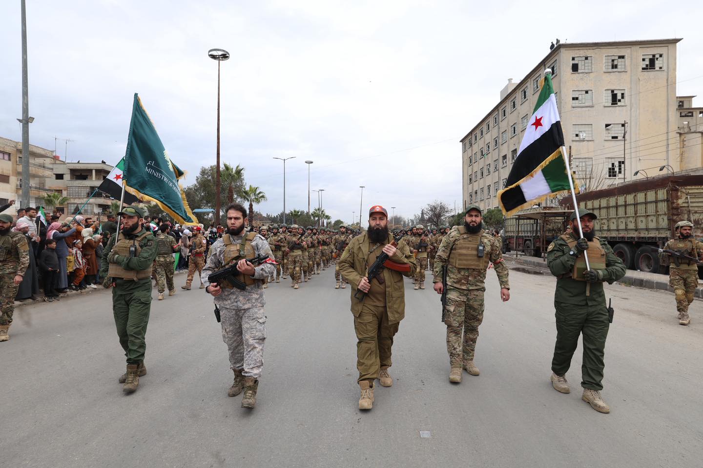 جنود سوريون خلال عرض وزارة الدفاع بدمشق