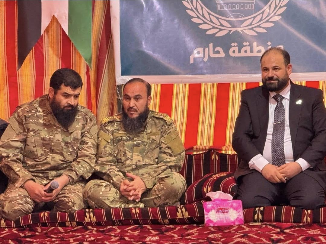 تكريم حسين جنيد مدير منطقة حارم للعميد التركستاني عبد العزيز داود هودافيردي