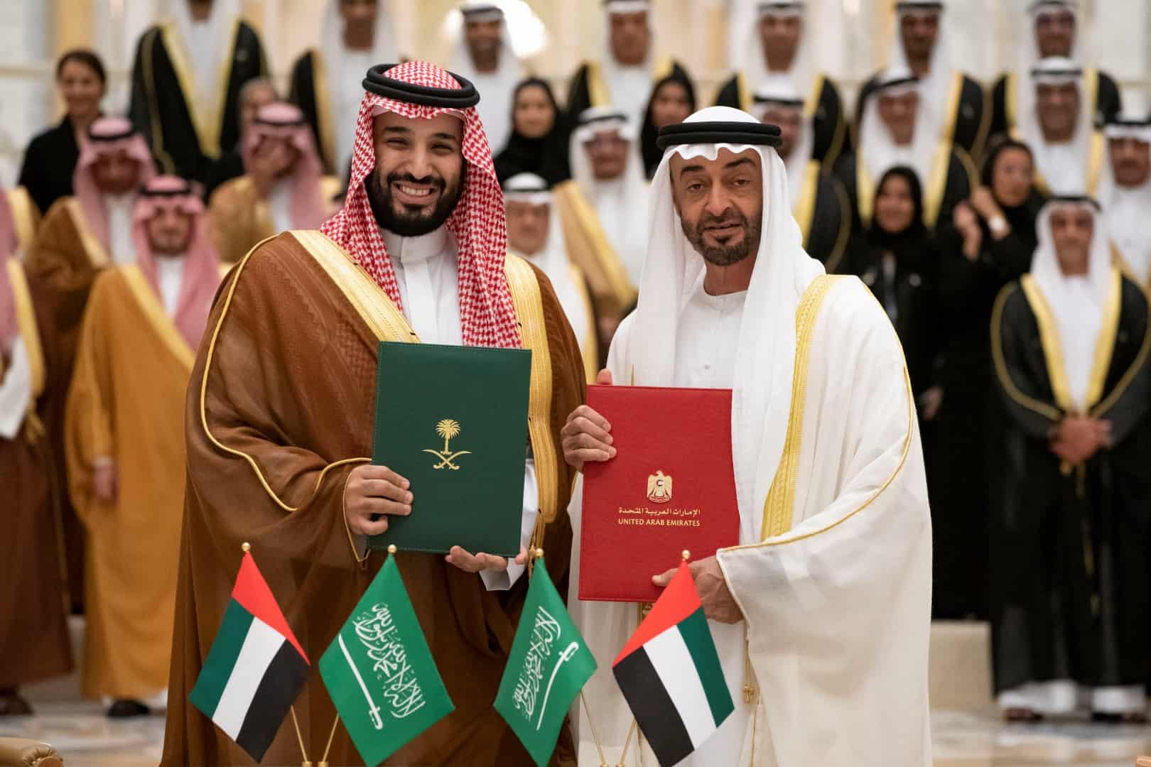 ولي عهد أبو ظبي الشيخ محمد بن زايد آل نهيان (إلى اليمين) يستقبل ولي العهد السعودي الأمير محمد بن سلمان يوم 27 نوفمبر 2019 ( أ ف ب)