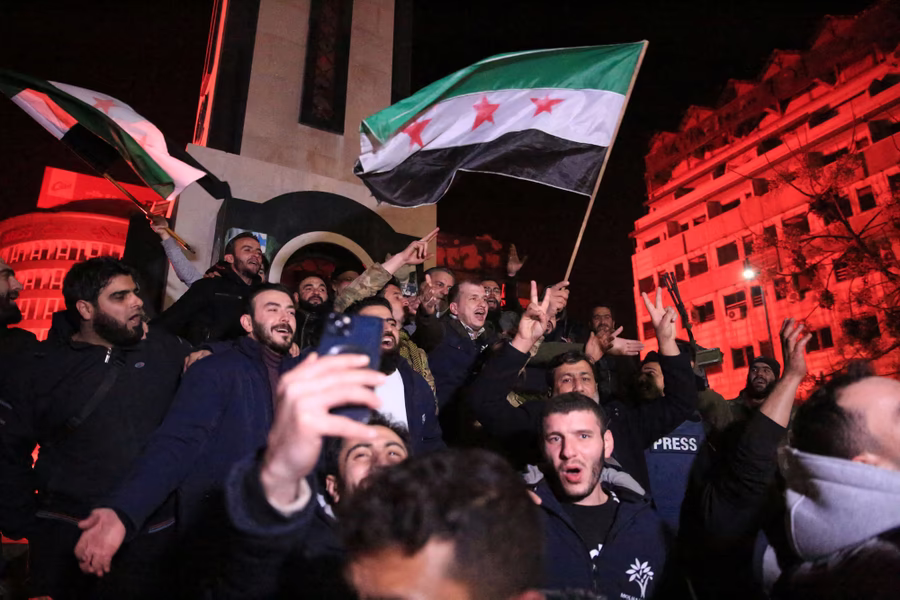 احتفالات السوريين في الساحات - انترنت