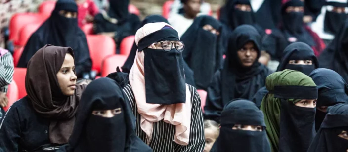 أعلنت جماعة "الحوثي" مؤخراً، عبر شرطة المرور في مدينة صنعاء، عن إعداد دراسة لتخصيص باصات نقل للنساء فقط، في خطوة قالت إنها تهدف إلى حماية خصوصية المرأة وتعزيز ما وصفته بـ"الهوية الإيمانية". 