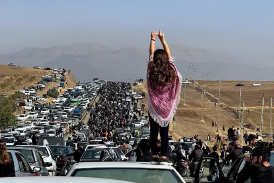 منذ أواخر كانون الأول/ ديسمبر 2025، تعيش إيران على وقع موجة احتجاجات واسعة اندلعت شرارتها من تردي الأوضاع المعيشية، وارتفاع معدلات التضخم، لتتحول سريعاً من مطالب اقتصادية إلى حراك اجتماعي وسياسي كبير، امتد من العاصمة طهران إلى مختلف المحافظات.
