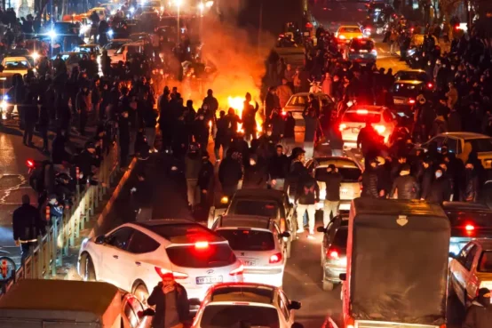 منذ أواخر كانون الأول/ ديسمبر 2025، تعيش إيران على وقع موجة احتجاجات واسعة اندلعت شرارتها من تردي الأوضاع المعيشية، وارتفاع معدلات التضخم، لتتحول سريعاً من مطالب اقتصادية إلى حراك اجتماعي وسياسي كبير، امتد من العاصمة طهران إلى مختلف المحافظات.