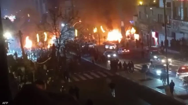منذ أواخر كانون الأول/ ديسمبر 2025، تعيش إيران على وقع موجة احتجاجات واسعة اندلعت شرارتها من تردي الأوضاع المعيشية، وارتفاع معدلات التضخم، لتتحول سريعاً من مطالب اقتصادية إلى حراك اجتماعي وسياسي كبير، امتد من العاصمة طهران إلى مختلف المحافظات.