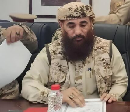 هزّ انفجار سيارة مفخخة، الأربعاء، المشهد الأمني في العاصمة المؤقتة عدن، بعد استهدافه موكباً يضم قيادات أمنية أثناء مروره في منطقة جعولة، بمديرية دار سعد شمالي المدينة.