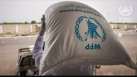 أبلغ برنامج الغذاء العالمي موظفيه في صنعاء، والمناطق الخاضعة لسيطرة جماعة "الحوثي"، المدعومة من إيران، بإيقاف جميع عملياته بشكل كامل، وإنهاء عقود 360 موظفاً يمنياً، ابتداء من 31 آذار/ مارس المقبل، وفق مصادر متعددة نقلتها وكالة "شينخوا"، وموظفون داخل البرنامج.