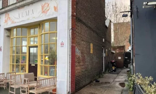 كشفت تحقيقات صحفية بريطانية، عن كيفية تسجيل قناة "المسيرة"، الذراع الإعلامية لجماعة "الحوثي"، في العاصمة البريطانية لندن بطريقة قانونية شكلية، رغم طبيعة خطابها التحريضي المرتبط بجماعة مسلحة.  
