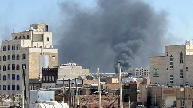في غضون أسابيع قليلة، شهدت المحافظات الشرقية في اليمن تحولات متسارعة، أعادت ترتيب موازين القوى داخل معسكر الشرعية، ودفعت بحضرموت والمهرة إلى واجهة مشهد معقد، يتجاوز الخلافات المحلية، ليطال شكل الصراع اليمني ومساراته المستقبلية.