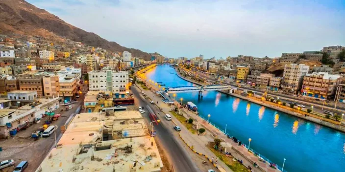 في غضون أسابيع قليلة، شهدت المحافظات الشرقية في اليمن تحولات متسارعة، أعادت ترتيب موازين القوى داخل معسكر الشرعية، ودفعت بحضرموت والمهرة إلى واجهة مشهد معقد، يتجاوز الخلافات المحلية، ليطال شكل الصراع اليمني ومساراته المستقبلية.
