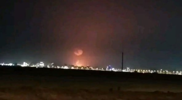 استيقظ جنوب اليمن، اليوم الأربعاء، على واحدة من أكثر لحظاته السياسية والأمنية تعقيداً، منذ تشكيل مجلس القيادة الرئاسي في الـ7 من نيسان/ أبريل 2022، مع تتابع تطورات متسارعة جمعت بين غارات جوية، وقرارات سيادية، وتحركات عسكرية، في مشهد يشير إلى انتقال الصراع من حالة التوتر المكتوم، إلى حافة الانفجار المفتوح.