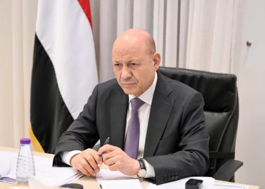 استيقظ جنوب اليمن، اليوم الأربعاء، على واحدة من أكثر لحظاته السياسية والأمنية تعقيداً، منذ تشكيل مجلس القيادة الرئاسي في الـ7 من نيسان/ أبريل 2022، مع تتابع تطورات متسارعة جمعت بين غارات جوية، وقرارات سيادية، وتحركات عسكرية، في مشهد يشير إلى انتقال الصراع من حالة التوتر المكتوم، إلى حافة الانفجار المفتوح.