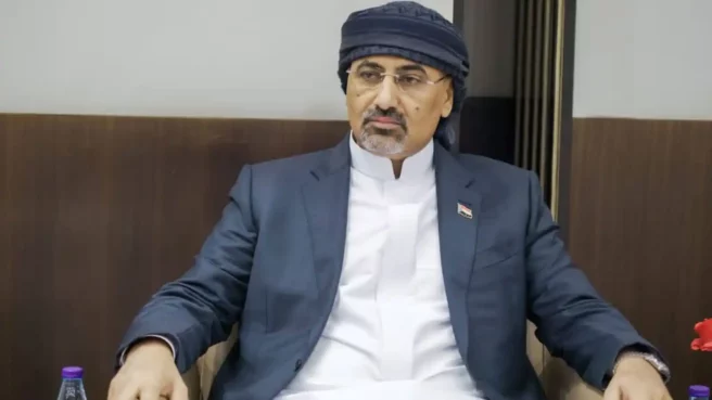 استيقظ جنوب اليمن، اليوم الأربعاء، على واحدة من أكثر لحظاته السياسية والأمنية تعقيداً، منذ تشكيل مجلس القيادة الرئاسي في الـ7 من نيسان/ أبريل 2022، مع تتابع تطورات متسارعة جمعت بين غارات جوية، وقرارات سيادية، وتحركات عسكرية، في مشهد يشير إلى انتقال الصراع من حالة التوتر المكتوم، إلى حافة الانفجار المفتوح.