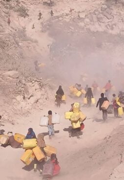 تواصل جماعة "الحوثي" فرض سياسة عقاب جماعي بحق سكان قرى حجور في مديرية كٌشر بمحافظة حجة، عبر منع دخول صهاريج المياه القادمة من وديان تهامة، في وقت تعاني فيه المنطقة أزمة مياه خانقة تهدد حياة آلاف المدنيين. 