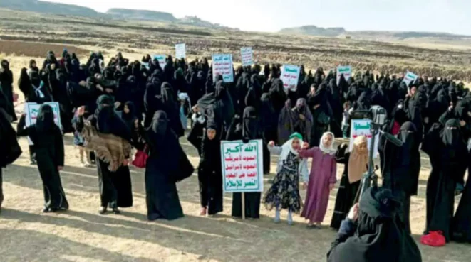 فرضت جماعة "الحوثي" مؤخراً، على سكان عزلة بني سٌميع في مديرية شرعب الرونة بمحافظة تعز، التوقيع القسري على وثيقة تقضي بتجريم استخدام الهواتف الذكية للنساء، بزعم أنها جزء من "الحرب الناعمة".