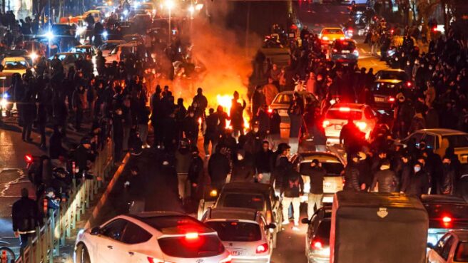 مع دخول عام 2026، بدأت التحولات المتسارعة في إيران تتردد أصداؤها في اليمن، حيث تراقب جماعة "الحوثي" المشهد الإيراني الداخلي بقلق عالي وانتباه مضاعف.
