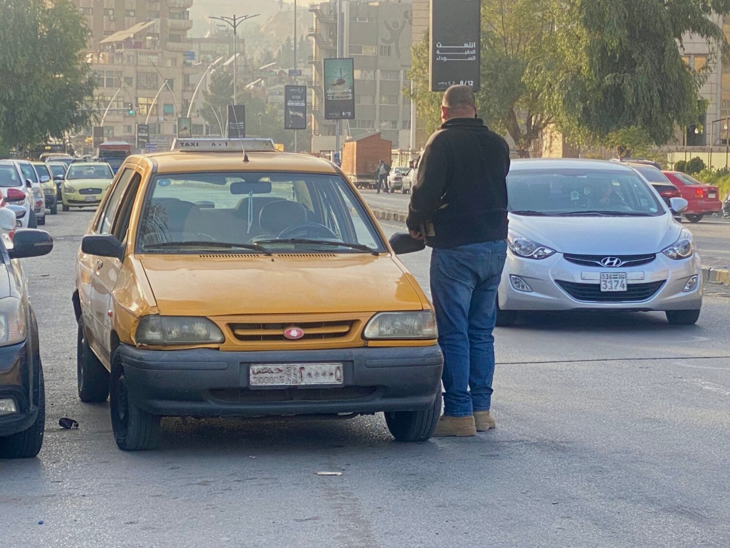 سيارة إجرة في دمشق تحمل لوحة حمص - الحل نت