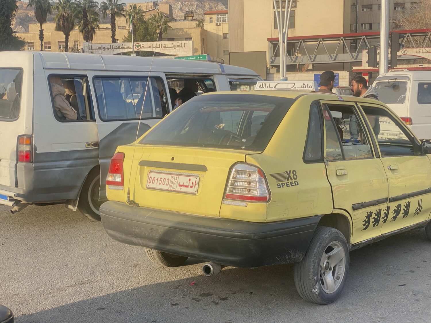 سيارة إجرة في دمشق تحمل لوحة إدلب- الحل نت
