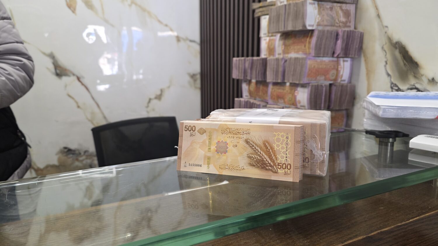 محل صرافة في دمشق يستخدم العملة السورية الجديدة