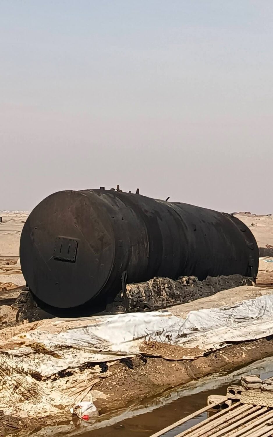 حراقة بدائية بعد استدافها من الأمن الداخلي في ريف دير الزور - وسائل التواصل الاجتماعي