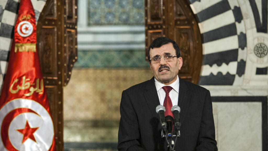 رئيس الحكومة التونسي السابق علي العريض يدلي بتصريحات للصحفيين خلال مؤتمر صحفي عُقد في تونس العاصمة، يوم الثلاثاء 27 آب 2013. أسوشييتد برس